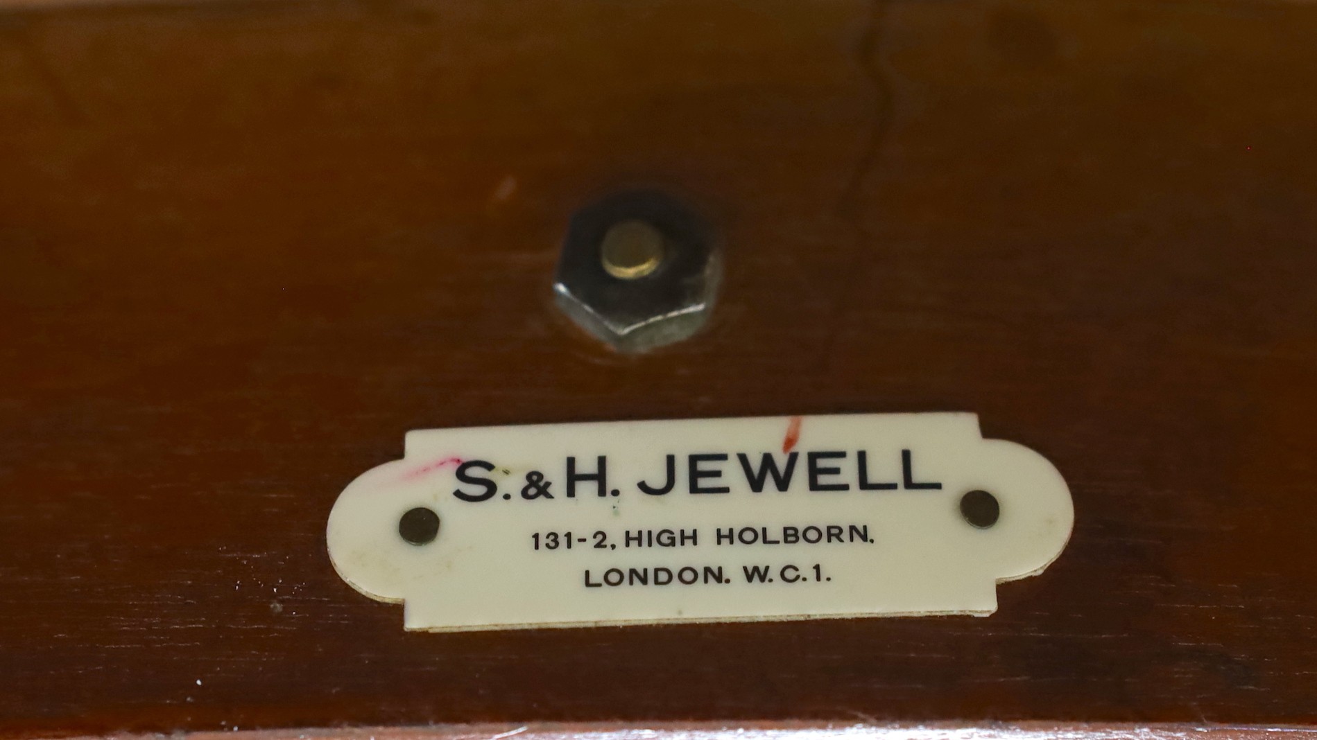 An Edwardian satinwood banded mahogany kidney shaped kneehole desk, W.122cm D.64cm H.77cm